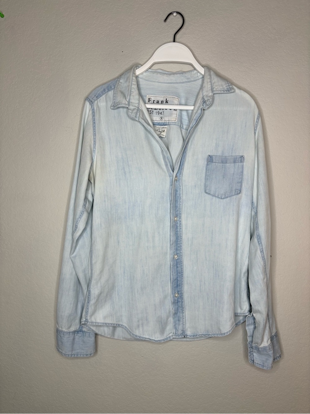 Frank & Eileen Barry Light Wash Chambray Button Down Shirt Small